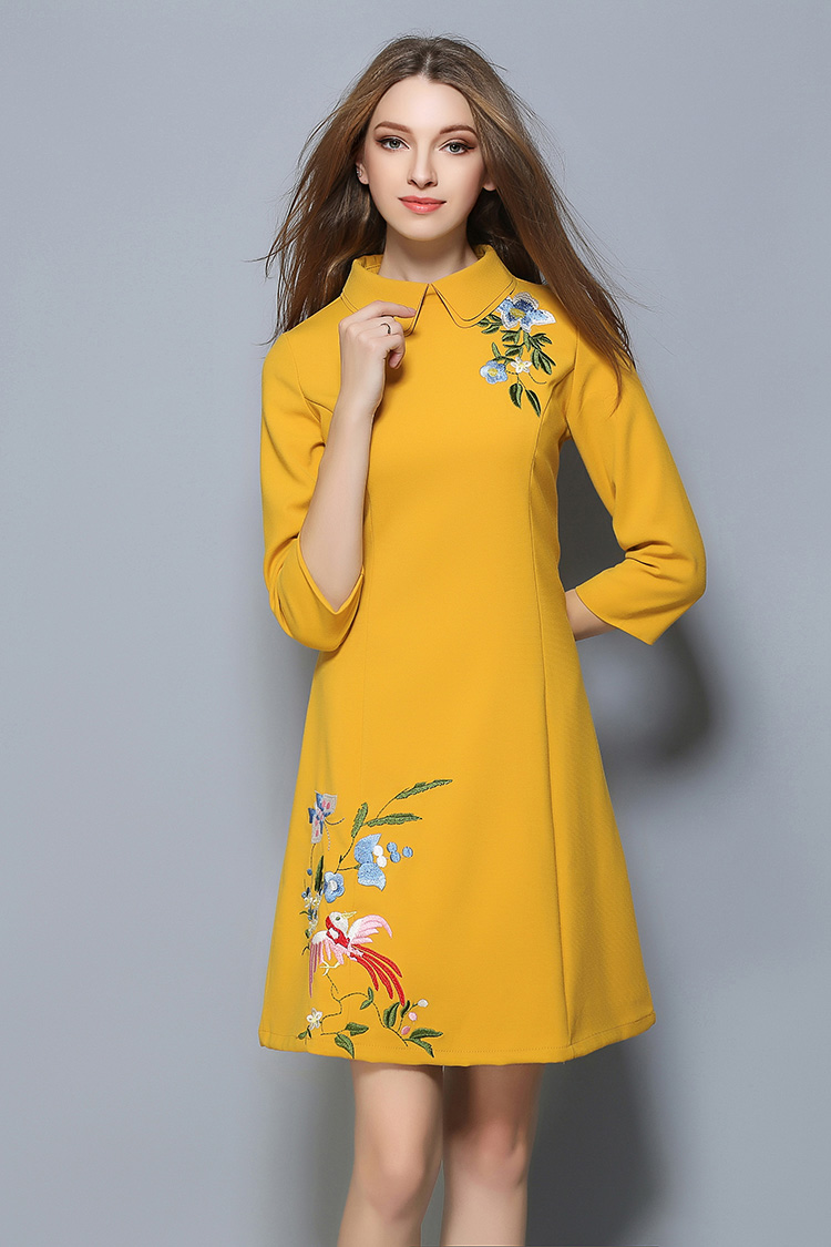 เดรสสั้นคอบัวสีเหลืองมัสตาร์ด แขนยาว 5 ส่วน ซิปหลังอย่างดีงานมีซับในบนตัวเดรสปักลายนกและดอกไม้ ชุดนี้สวยมากค่ะรับรองใส่แล้วเกิดทุกงานค่ะ M