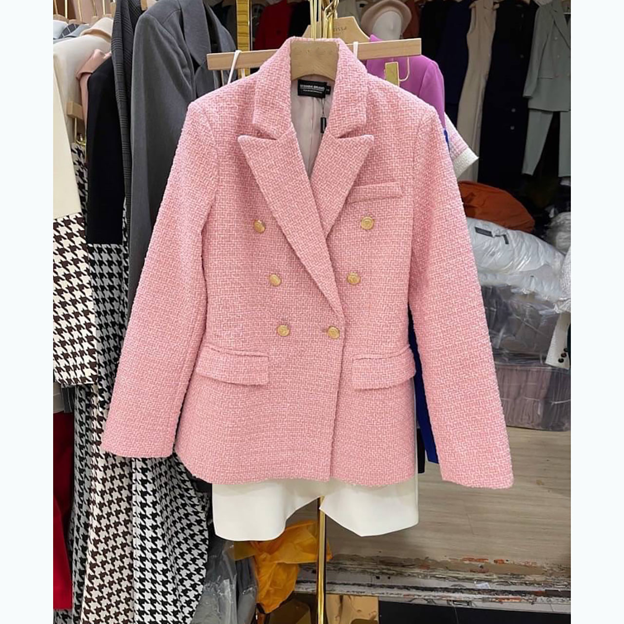 kudapy เสื้อสูทสีชมพู ผ้าพรีเมี่ยมทวิตสีสวย เป็นผ้าสั่งตัดอย่างดี ทรงสวย over size กระดุมทอง มีซับในทั้งตัว กระเป๋าจริง