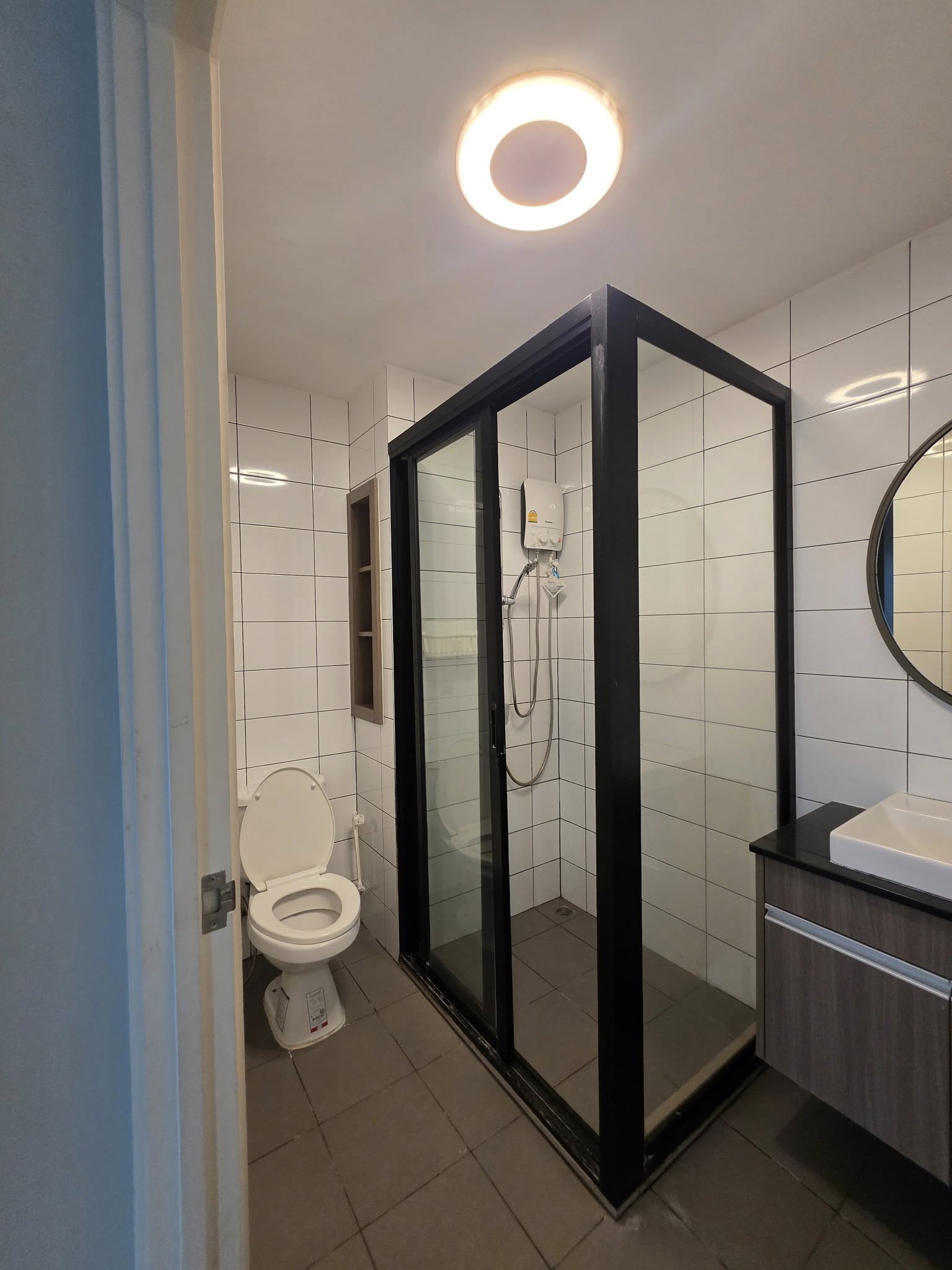 ให้เช่าคอนโด Chapter One Eco Ratchada - Huai Khwang (แชปเตอร์ วัน อีโค รัชดา - ห้วยขวาง) โซนพื้นที่ MRT ห้วยขวาง ห้องมุมแบบ 1ห้องนอน / 1ห้องน้ำ · ขนาดห้อง 30 ตรม. ชั้น 5 ตึก C