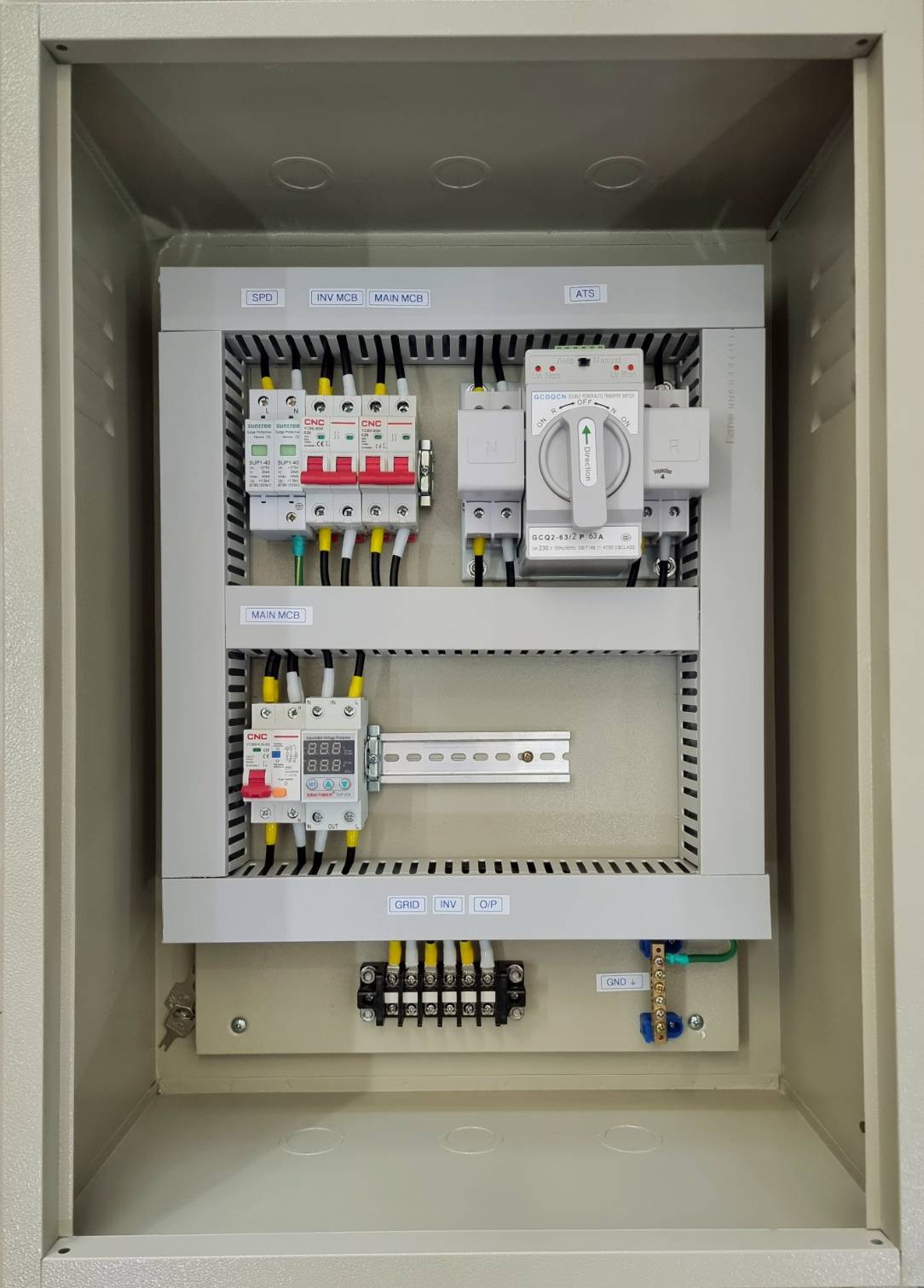Off-grid Combiner Box มี Voltage Protector ป้องกันแรงดันไฟเกิน และ ATS สลับแหล่งจ่ายไฟฟ้า เหมาะสำหรับเป็นระบบสำรองไฟ หรือ ดัดแปลงเป็นระบบ Hybrid Off-grid