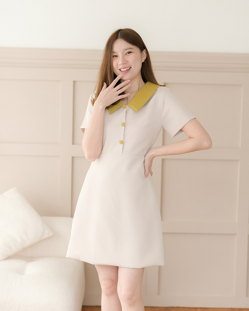 kudapy เดรสสั้นสีเขียว,มัทฉะ,ชมพูเข้ม,เขียวเลมอน,ดำ,ชมพูอ่อน,น้ำตาลเทาหม่น,ครีมชมพู,เทาฟ้า คอปกแขนสั้น กระโปรงทรงเอเล็กๆ แพทเทิร์นตัดต่อกลางตัวเสื้อแต่งกระดุมปั๊มสีเดียวกับปก