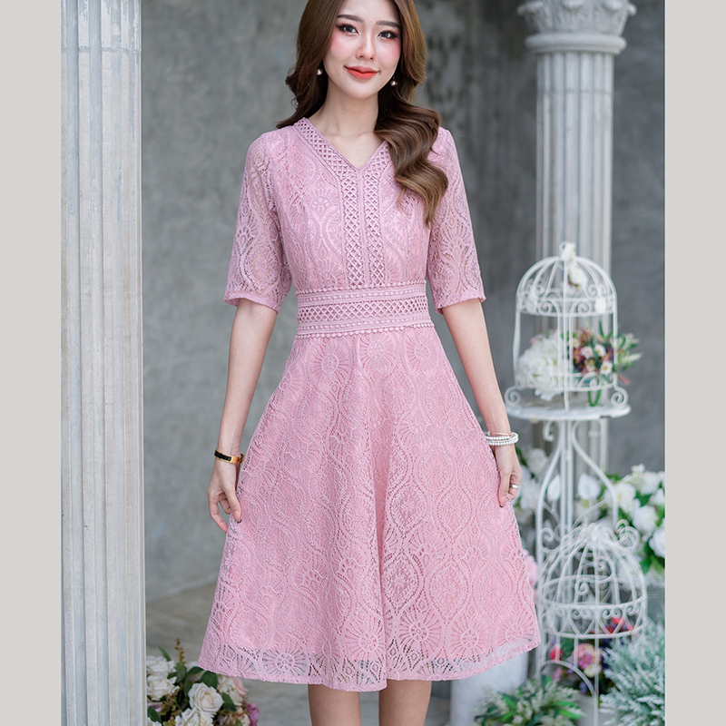 kudapy เดรสสั้นลูกไม้แขนยาวคอวีสีชมพู, สีแดงสด แต่งลูกไม้รอบคอมาจนถึงเอว กระโปรงทรงบานพริ้วสวย มีซับในทั้งชุดแต่งซิปหลัง