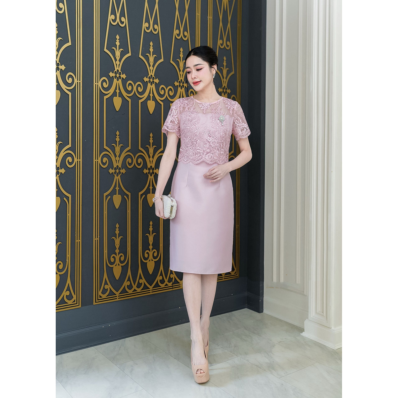 kudapy เดรสผ้าไหม ดีไซน์เย็บคลุมลูกไม้ครึ่งตัว ผ้าลูกไม้ซีทรูผ้าเกรดพรีเมี่ยมลายสวย ผ้าทอลายสวยมีเลื่อมวิบวับเบาๆ