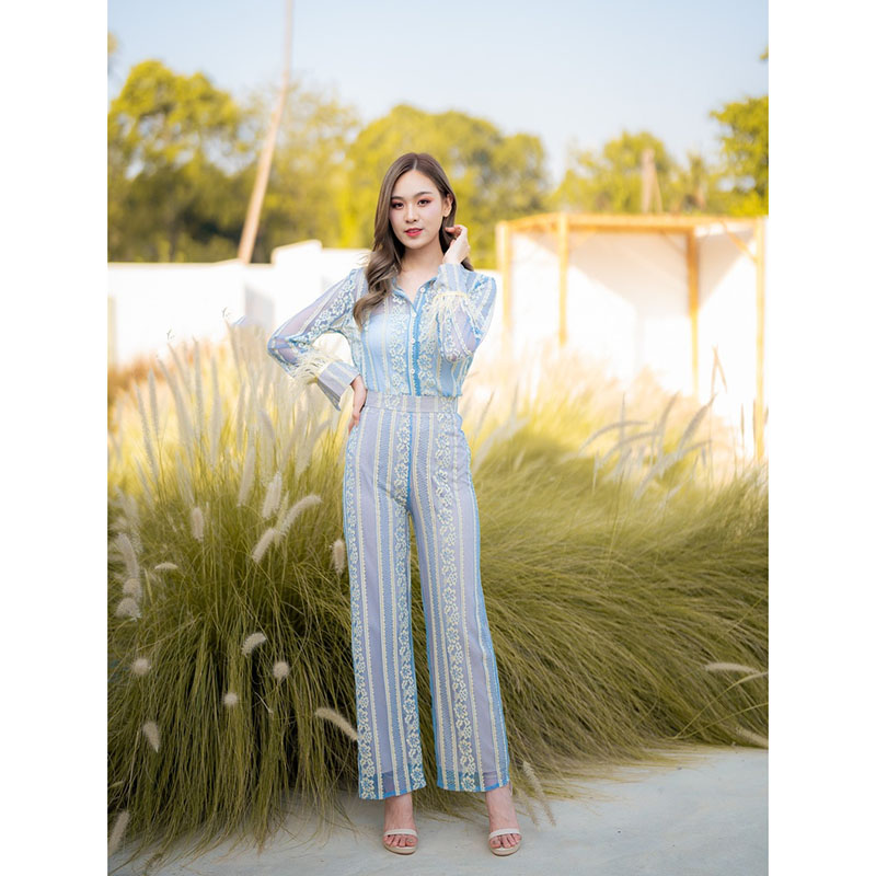 kudapy ชุดเซทสีฟ้า/สีดำ เสื้อติดกระดุมด้านหน้า กางเกงขายาวทรงกระบอกผ้าซีทรูลายลูกไม้ ตกแต่งด้วยขนนกปลายแขน มีซับเฉพาะส่วนของกางเกง