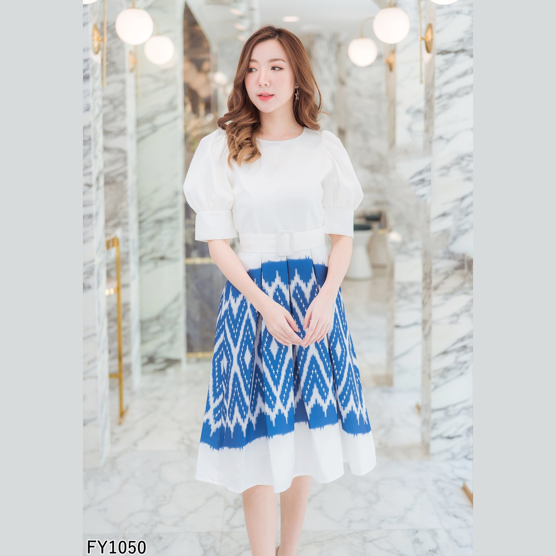 kudapy เดรสสั้นผ้าไทยคอกลมแขนตุ๊กตาสีฟ้าขาว/สีแดงฟ้า มีเข็มขัดผ้ารัดเอว เดรสลายไทยทรงบาน