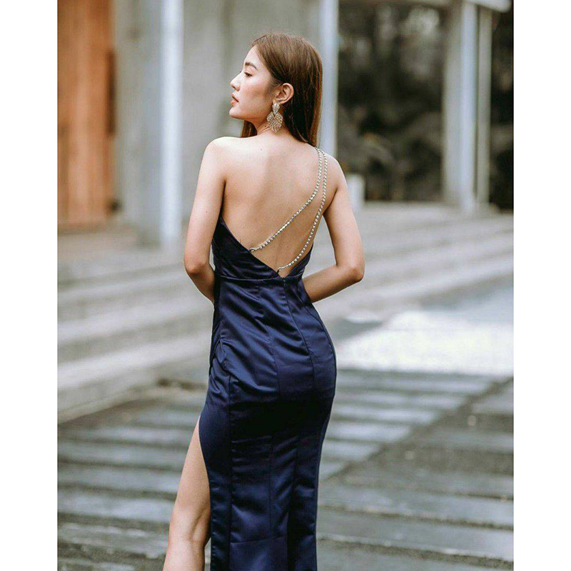 kudapy เดรสยาวสีแดง/สีกรม/สีชาไทย ไหล่เดียว แต่งเพชรสายคู่คาดหลัง ชุดราตรีออกงาน