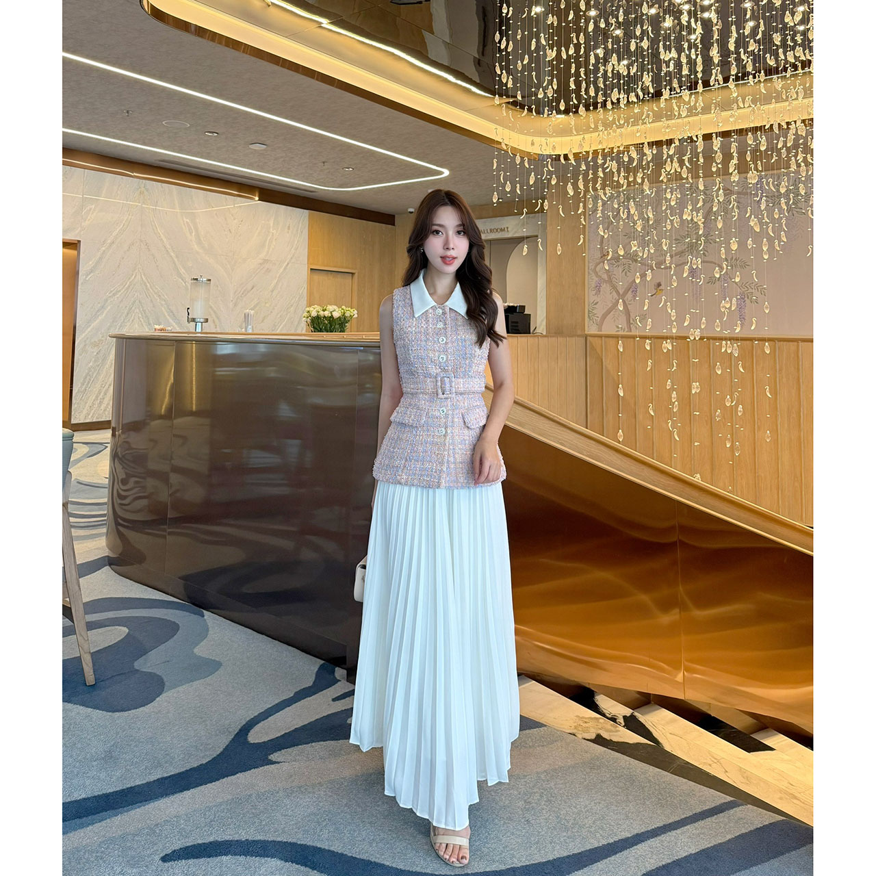 kudapy ชุดเซ็ททวิตปกขาวมาพร้อมกระโปรงยาว แถมฟรีเข็มขัด เสื้อใช้ผ้าทวิตทอพิเศษ มีซับในเป็นผ้าซาติน