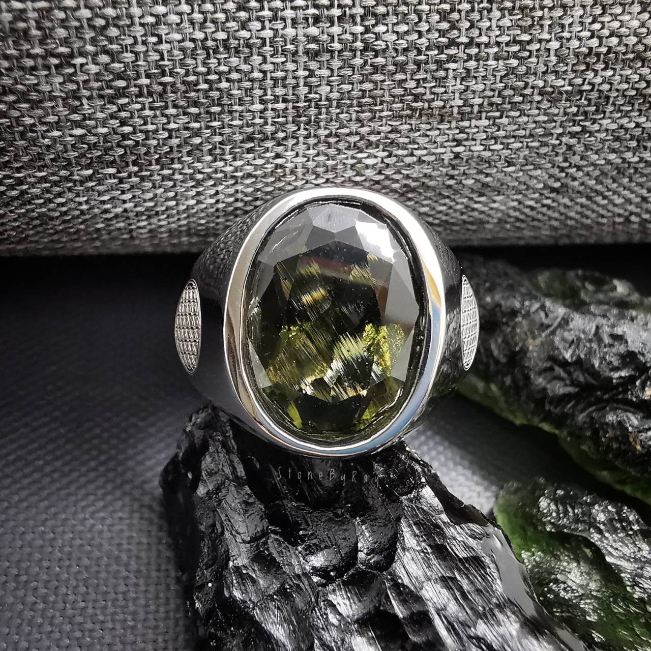 แหวนเงินสะเก็ดดาวโมดาไวท์(Moldavite)