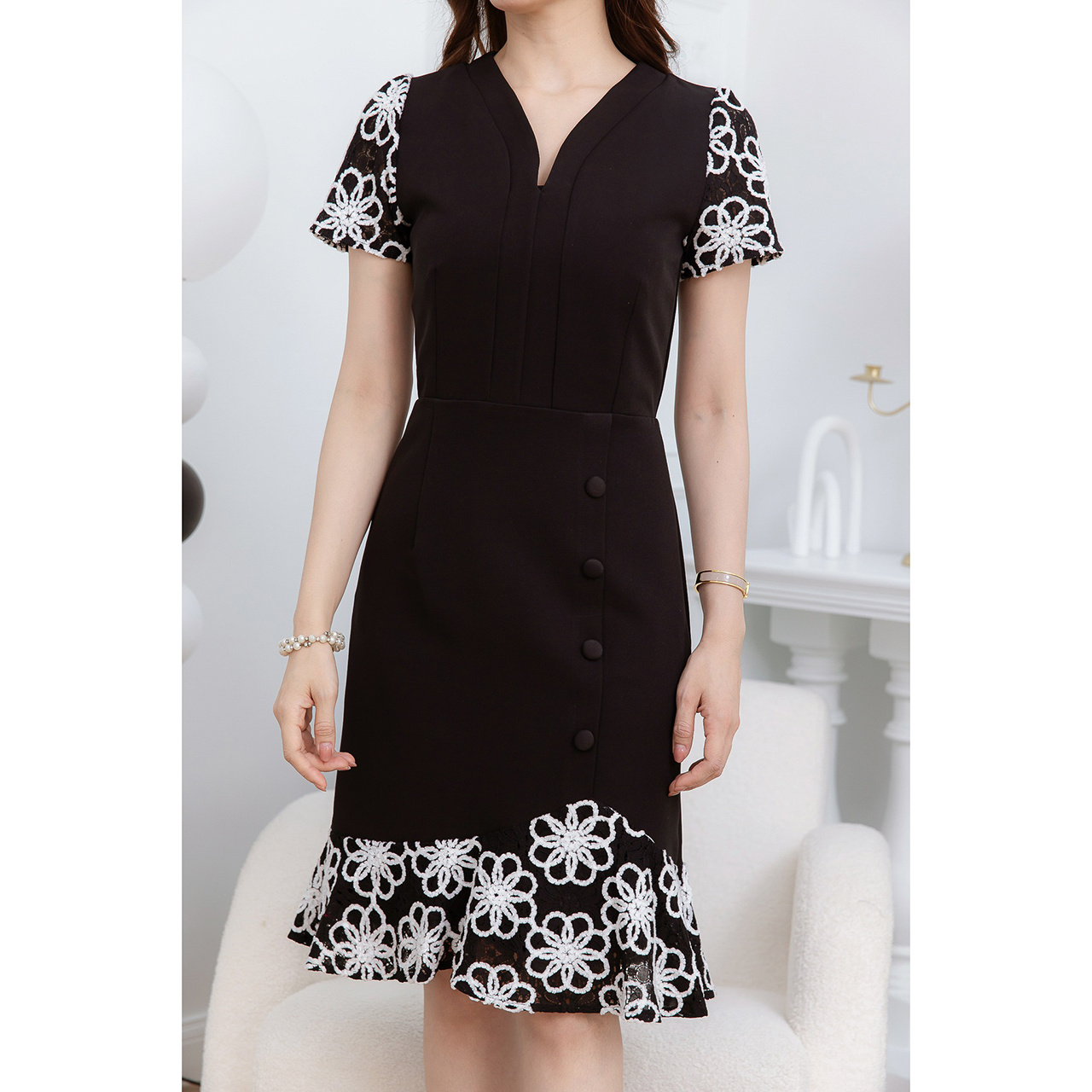 kudapy เดรสสั้นสีขาว/สีดำ ผ้าพื้นตัดต่อผ้าลูกไม้พรีเมียม สวยเรียบหรู ตัดต่อลูกไม้ช่วงแขนและระบายชายกระโปรง ตัวผ้าลูกไม้จะเป็นลายเส้นมีเทคเจอร์ทอลงบนลูกไม้