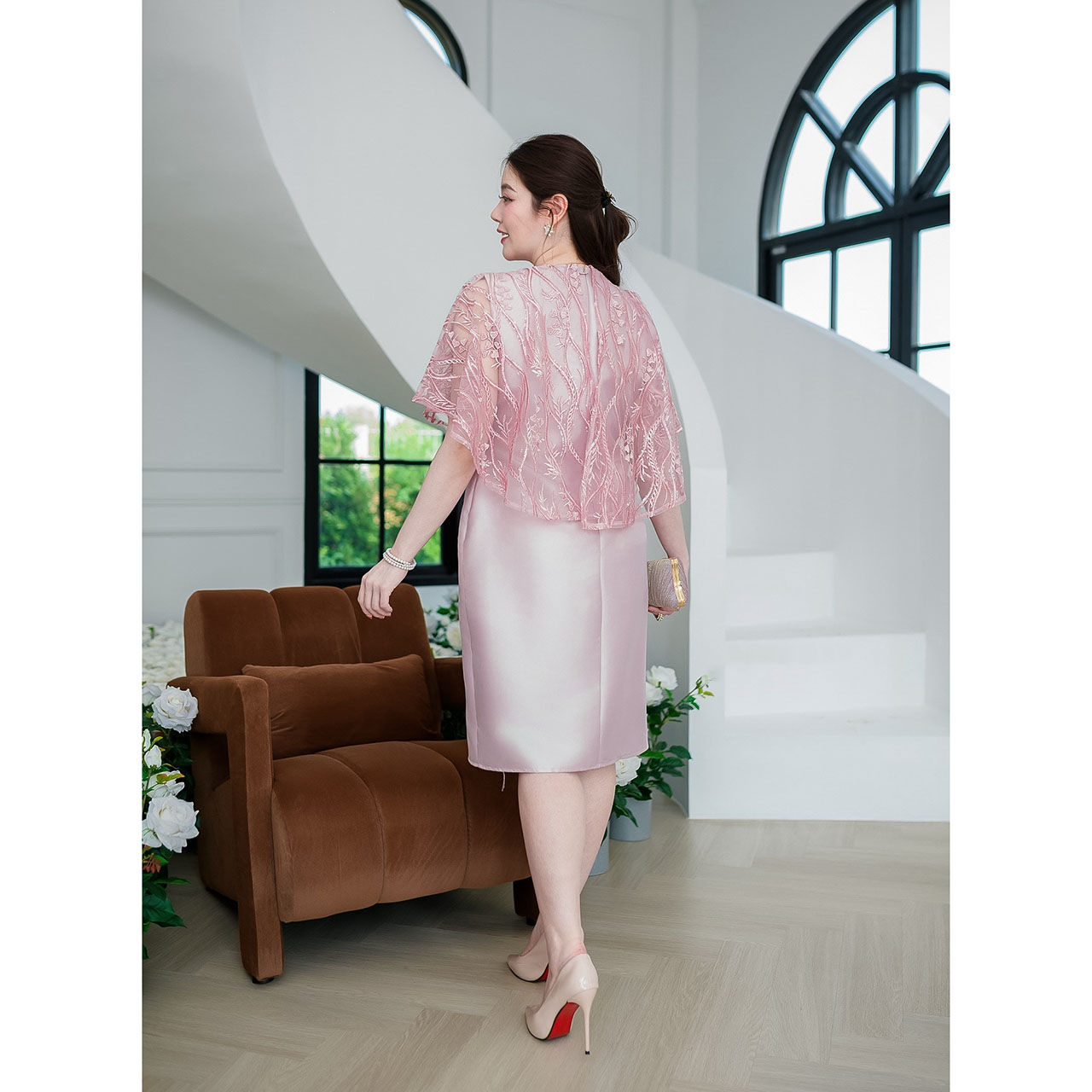 kudapyเดรสสั้นสีชมพูอ่อน ผ้าไหมงานดีไซน์คลุมไหล่ด้วยผ้าลูกไม้ปักลายแต่งเลื่อม ใส่สวยพรางต้นแขนได้อย่างดี