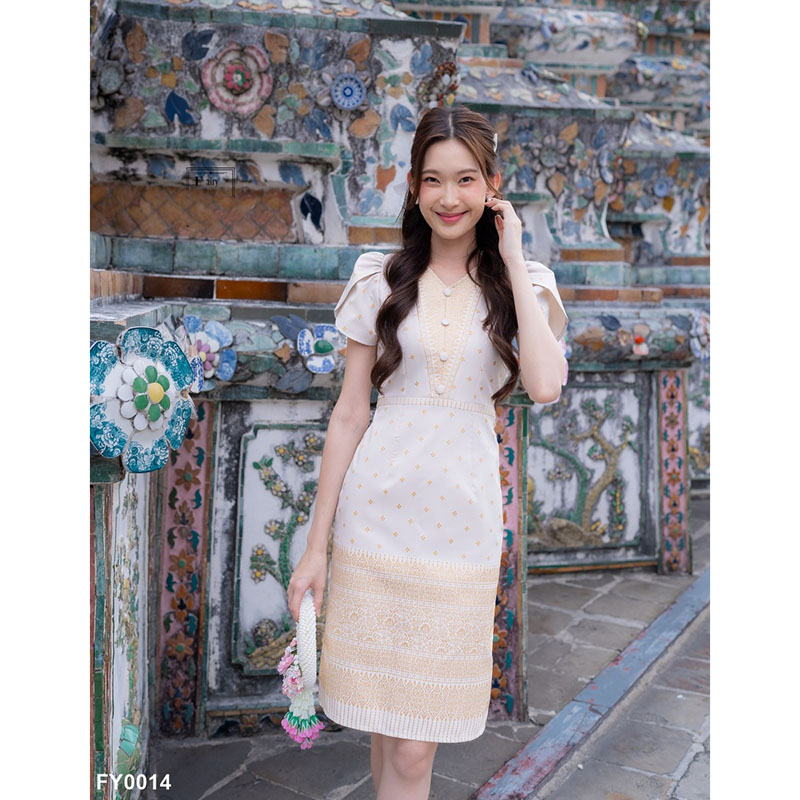kudapy เดรสสั้นสีครีม ลายไทยคอวีแต่งกระดุม4ชิ้น