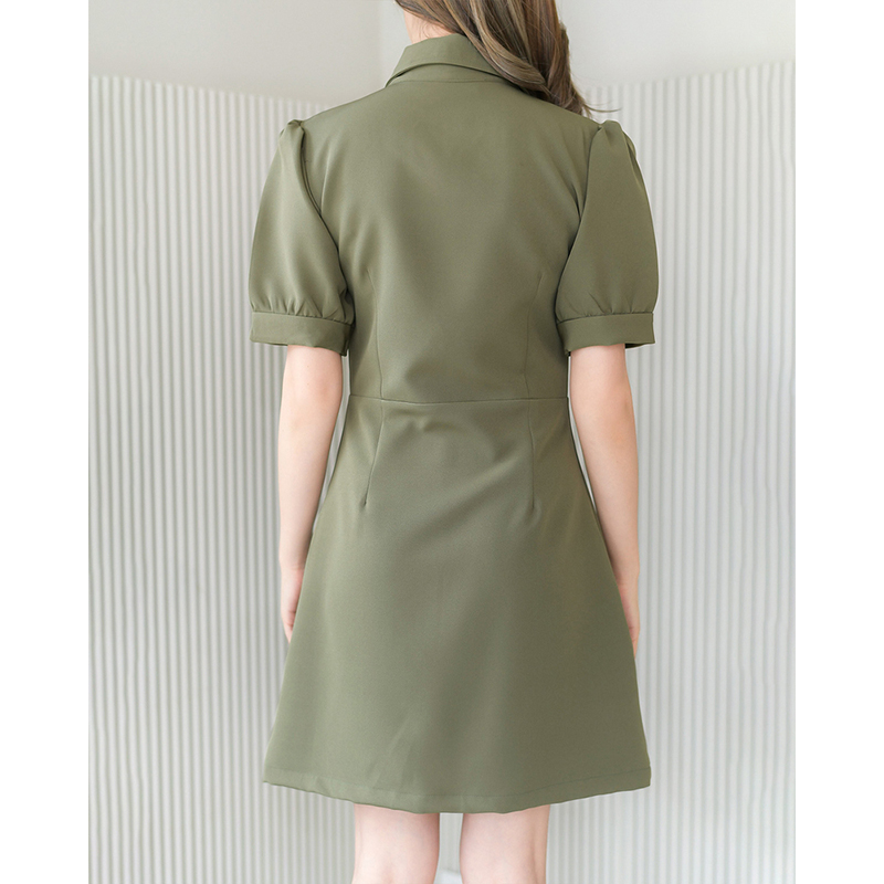 kudapy ชุดเดรสสั้นสีต้ำตาล/สีเขียว/ คอปก กระดุมหน้า แขนตุ๊กตารูดพองเบาๆ เพิ่มกิมมิคติดกระเป๋าที่อกสองข้าง