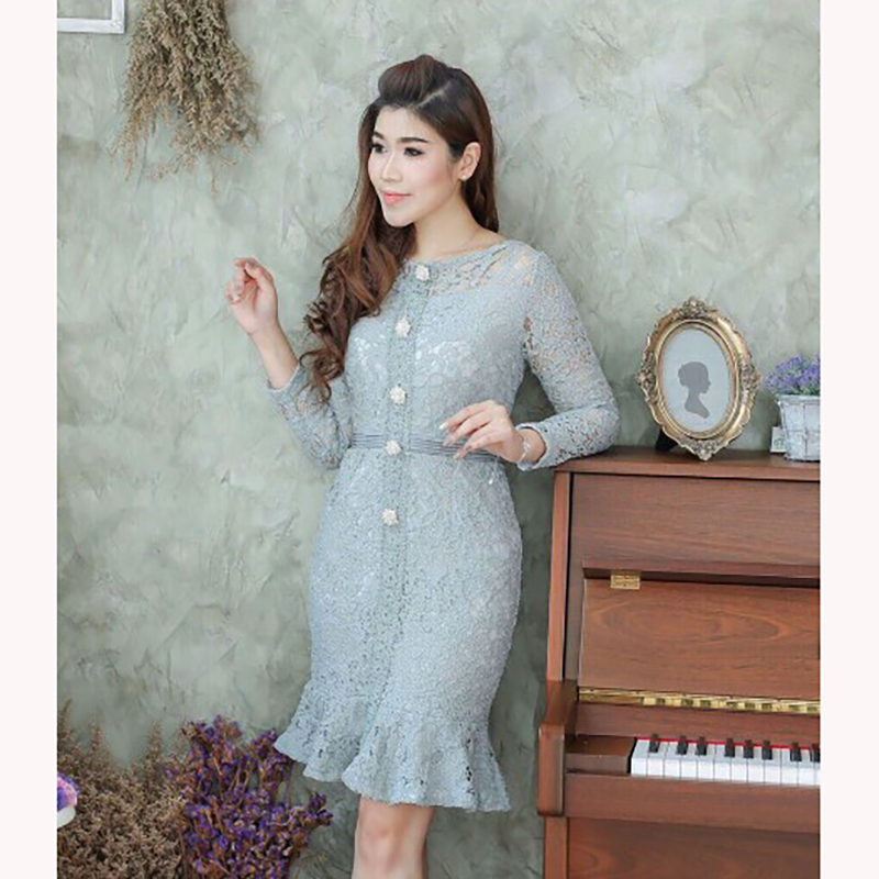 kudapy เดรสสั้นสีเทา ลูกไม้แขนยาว แต่งกระดุมหลอกด้านหน้าชุดสวยๆ กระโปรงระบายชาย ผ้าลูกไม้ลายสวย ยืดหยุ่นได้ มีซับในในตัว