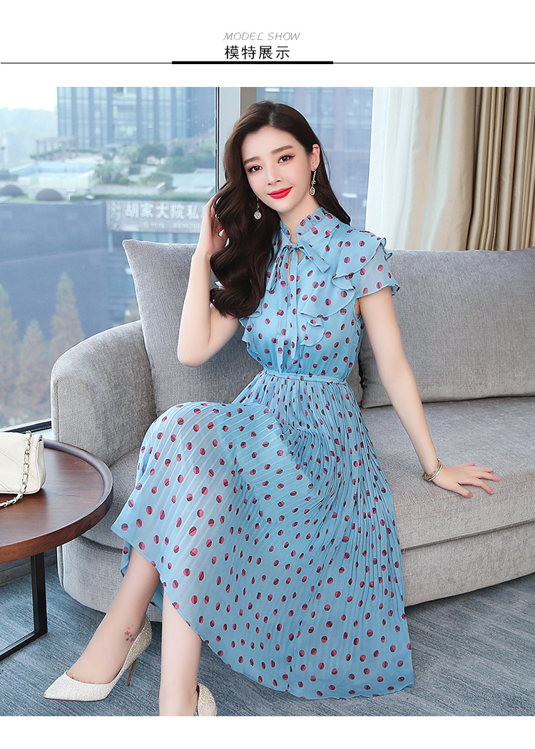 ชุดเดรสสั้นสีฟ้า คอปีนผูกเชือก ไหล่ระบายชั้น ผ้าชีฟองเนื้อดี พิมพ์ลายจุดสีชมพูแดง กระดปรงผ้าอัดพลีตทรงสวย เอวสม็อคยืดได้ค่ะ