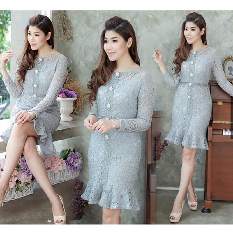 kudapy เดรสสั้นสีเทา ลูกไม้แขนยาว แต่งกระดุมหลอกด้านหน้าชุดสวยๆ กระโปรงระบายชาย ผ้าลูกไม้ลายสวย ยืดหยุ่นได้ มีซับในในตัว