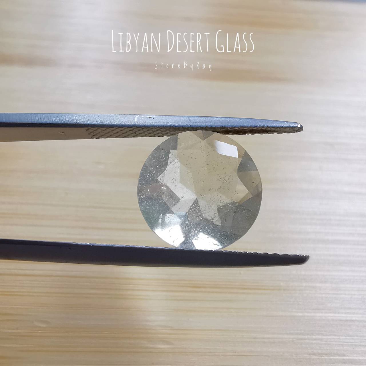 สะเก็ดดาวสีขาวเจียรเหลี่ยม(Libyan Desert Glass)