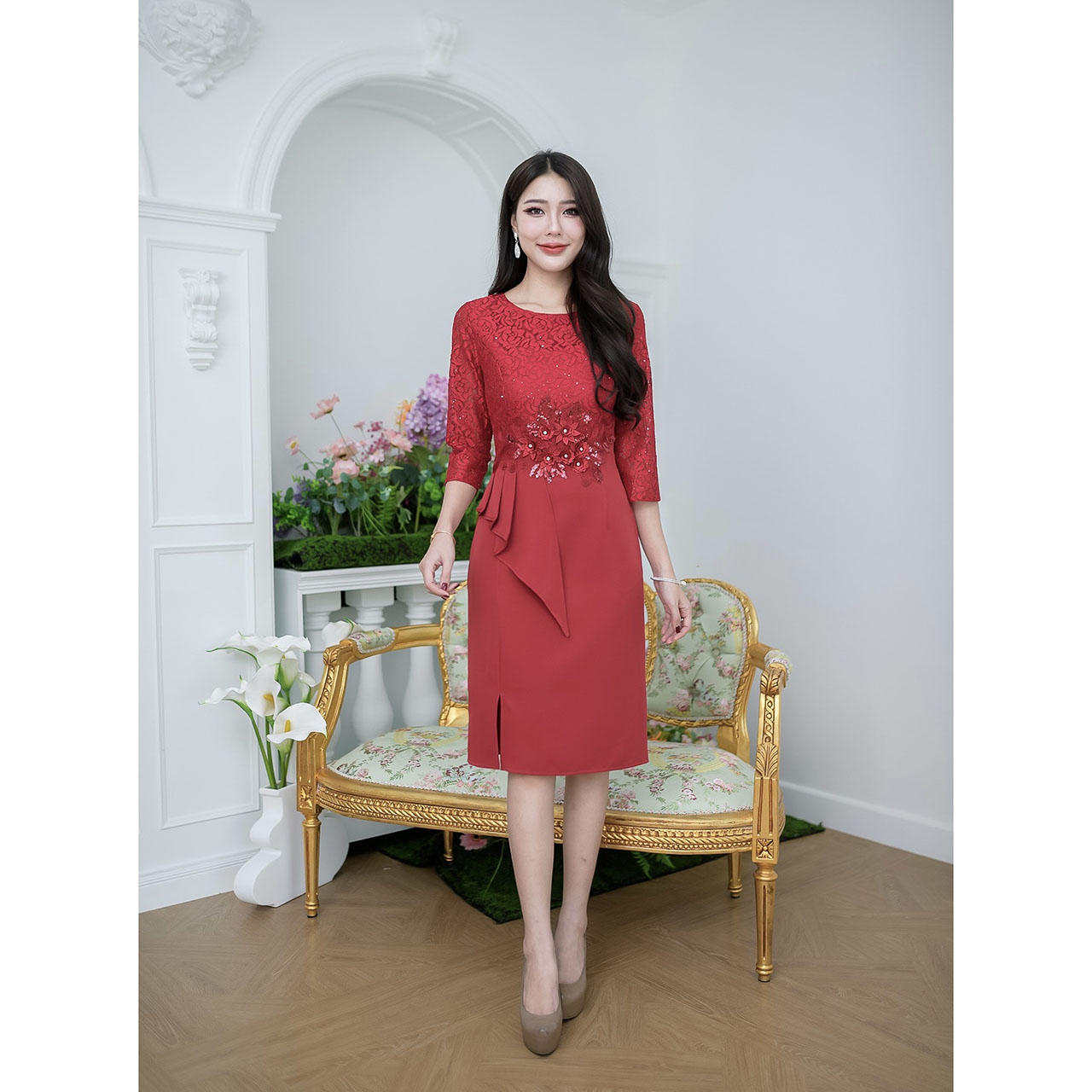 kudapy เดรสลูกไม้ผสมผ้าพื้น ช่วงบนตัวเสื้อเป็นงานผ้าลูกไม้กลิตเตอร์แขนห้าส่วนเลยศอกมาเล็กน้อย เอวตกแต่งสวยงาม ดอกไม้ปักลายมีเกสรแต่งเพชร