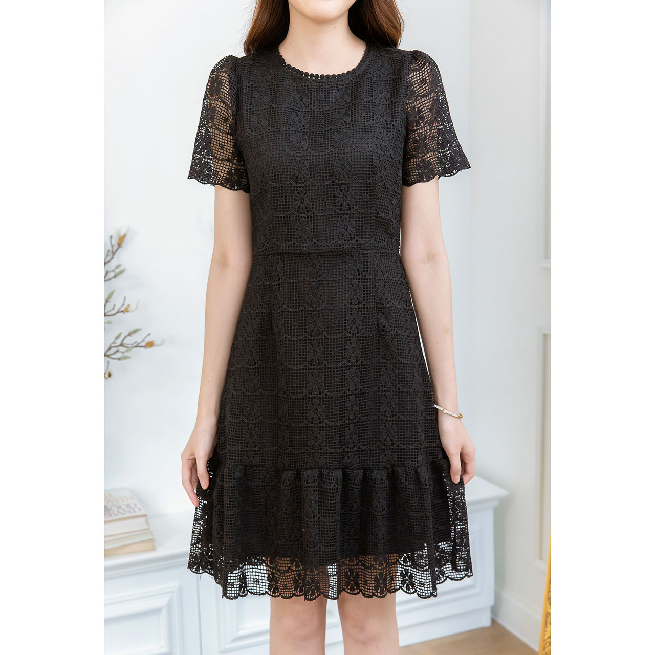 kudapy เดรสสั้นสีดำ สีขาว ลูกไม้พรีเมียม ดีเทลแต่งลูกไม้รอบคอ ช่วงชายกระโปรงเป็นระบาย