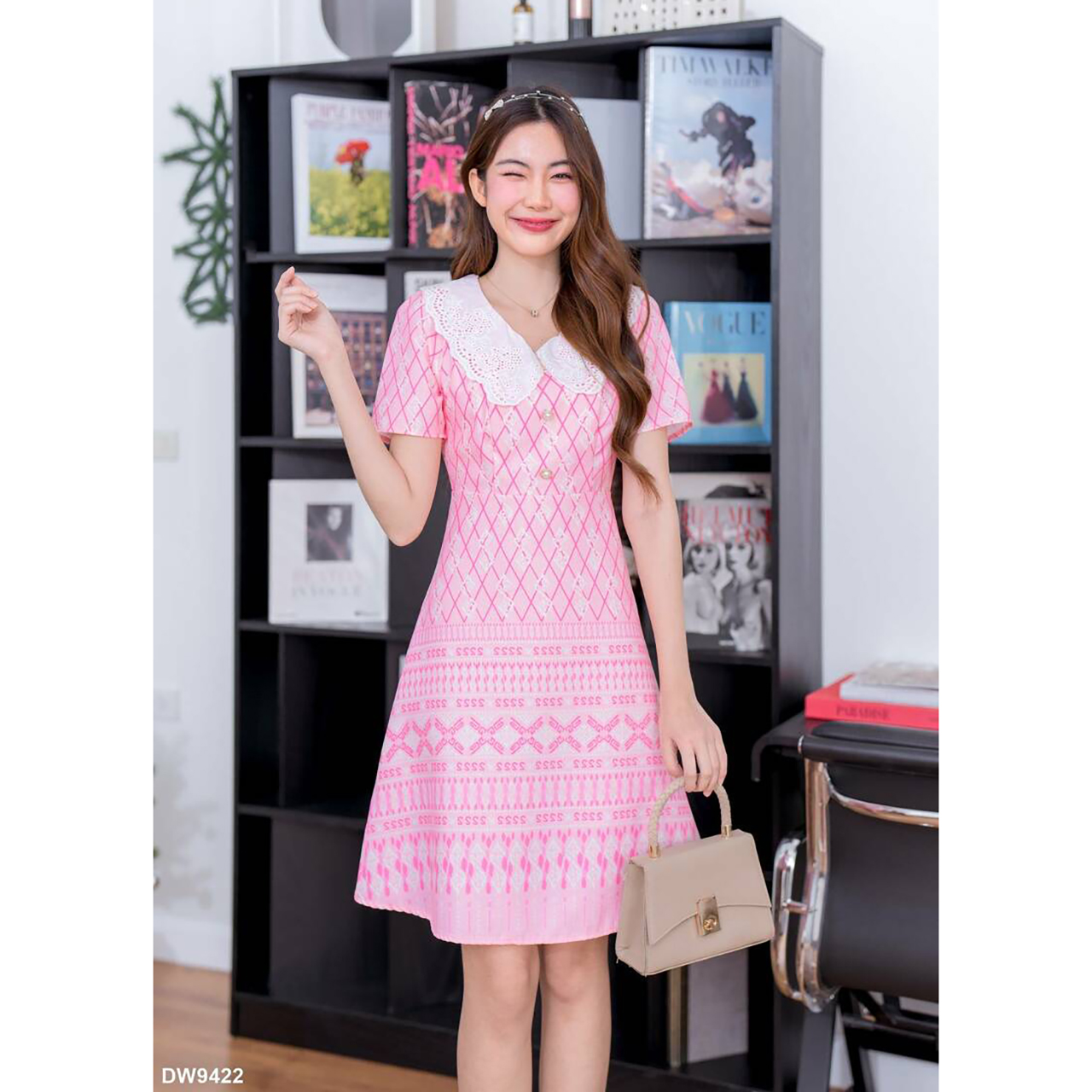 kudapy เดรสสั้นสีเขียว/สีชมพู/สีแดง ทรงบานผ้าไทยแต่งคอปกลูกไม้