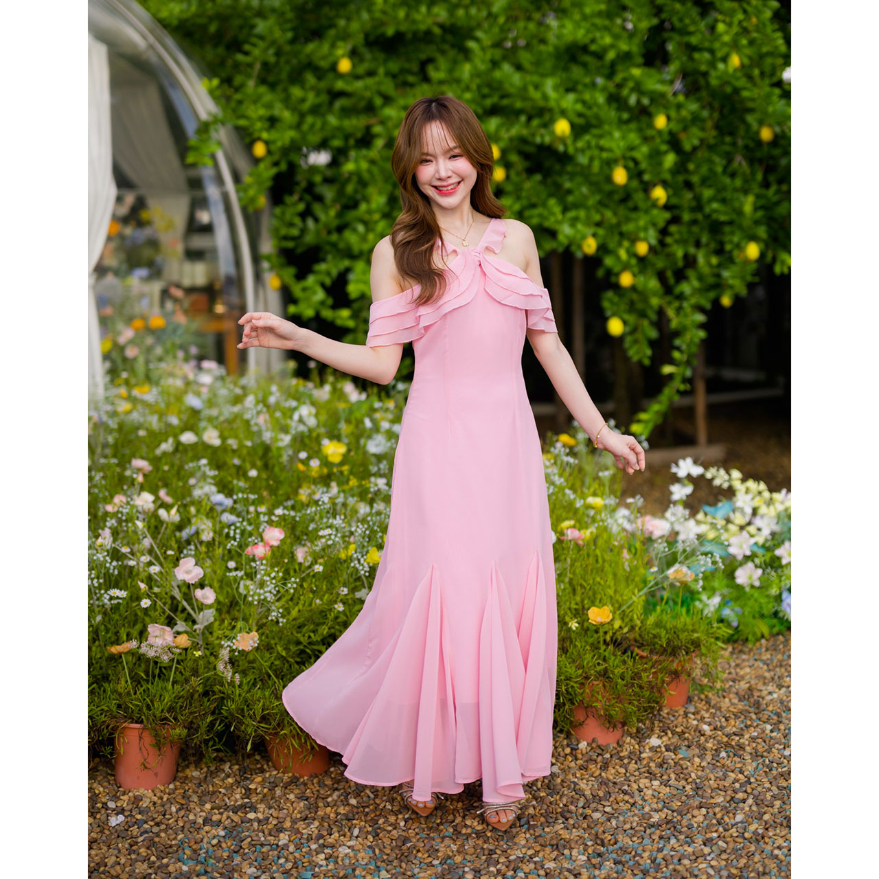 kudapy เดรสยาว ช่วงคอเป็นแบบคล้องคอทรง Vest ดูเซะซี่ ต่อระบายเลเยอร์ 3 ชั้นลงมาปิดแขนทั้ง 2 ข้าง ชายกระโปรงแต่งระบายพลิ้วสวย