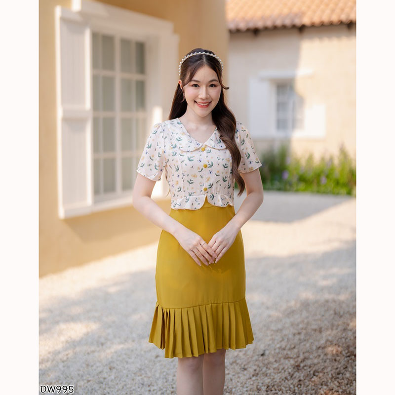 kudapy มินิเดรสสั้นสีเหลือง/สีชมพู/สีกรม เข้ารูป ปลายกระโปรงจีบระบาย คอปกลายดอกแต่งซิปด้านหลัง ทรงสวย