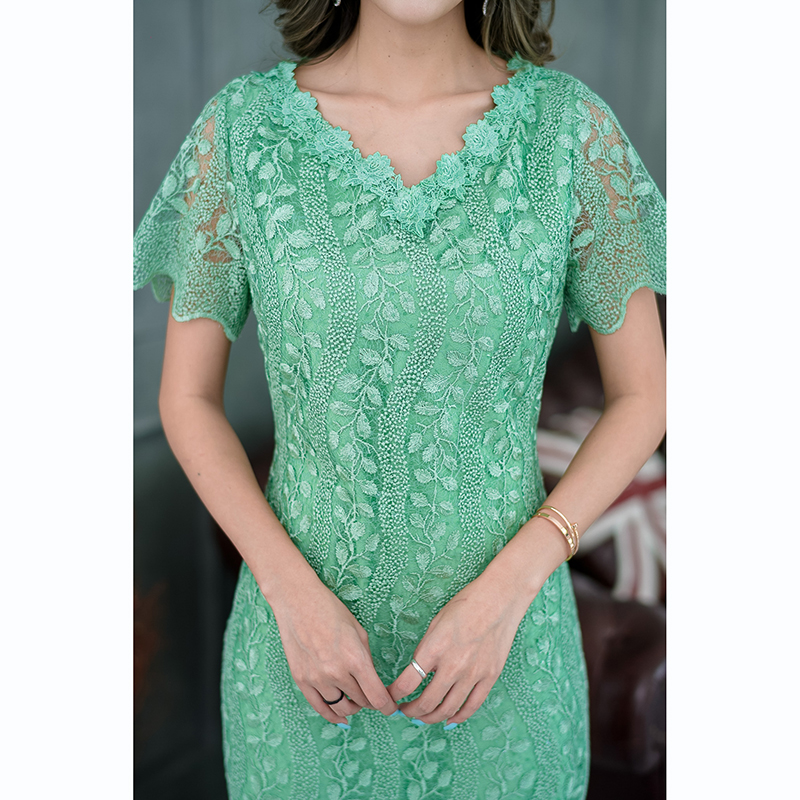 kudapy เดรสสั้นสีเขียว/สีดำ ผ้าลูกไม้เงาทอลายผ้าผสมเลื่อมสวยงาม รอบคอตกแต่งดอกไม้รอบคอสวยหวาน