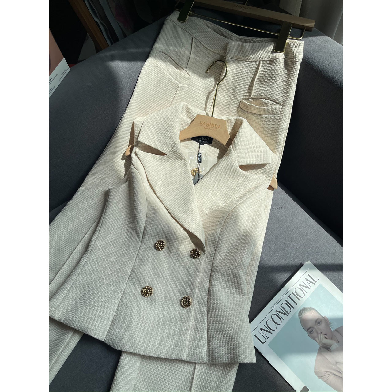 kudapy เซ็ทเสื้อแขนกุดเข้ารูปมาพร้อมกับกางเกงขายาว ตัวเสื้อแต่งกระดุมจริงสีทอง กางเกงใช้ผ้าเดียวกับเสื้อ ซิปตะขอหน้า กระเป๋าจริง