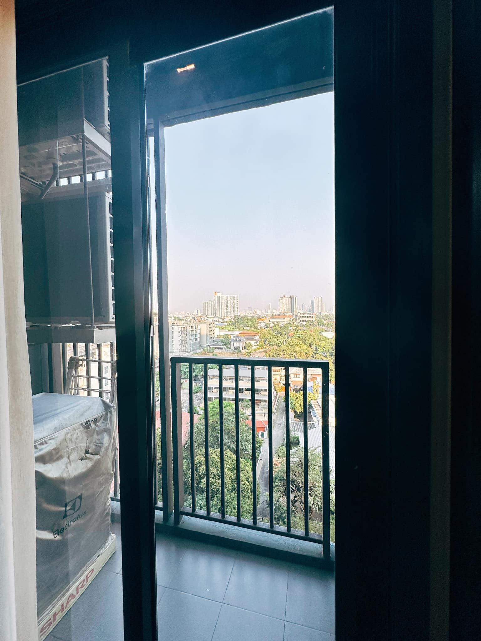 ให้เช่าคอนโด The Base Phetkasem (เดอะ เบส เพชรเกษม) - ตกแต่งเฟอร์ครบน่าอยู่มีเครื่องซักผ้า - การเดินทาง: ใกล้รถไฟฟ้า MRT เพชรเกษม 48