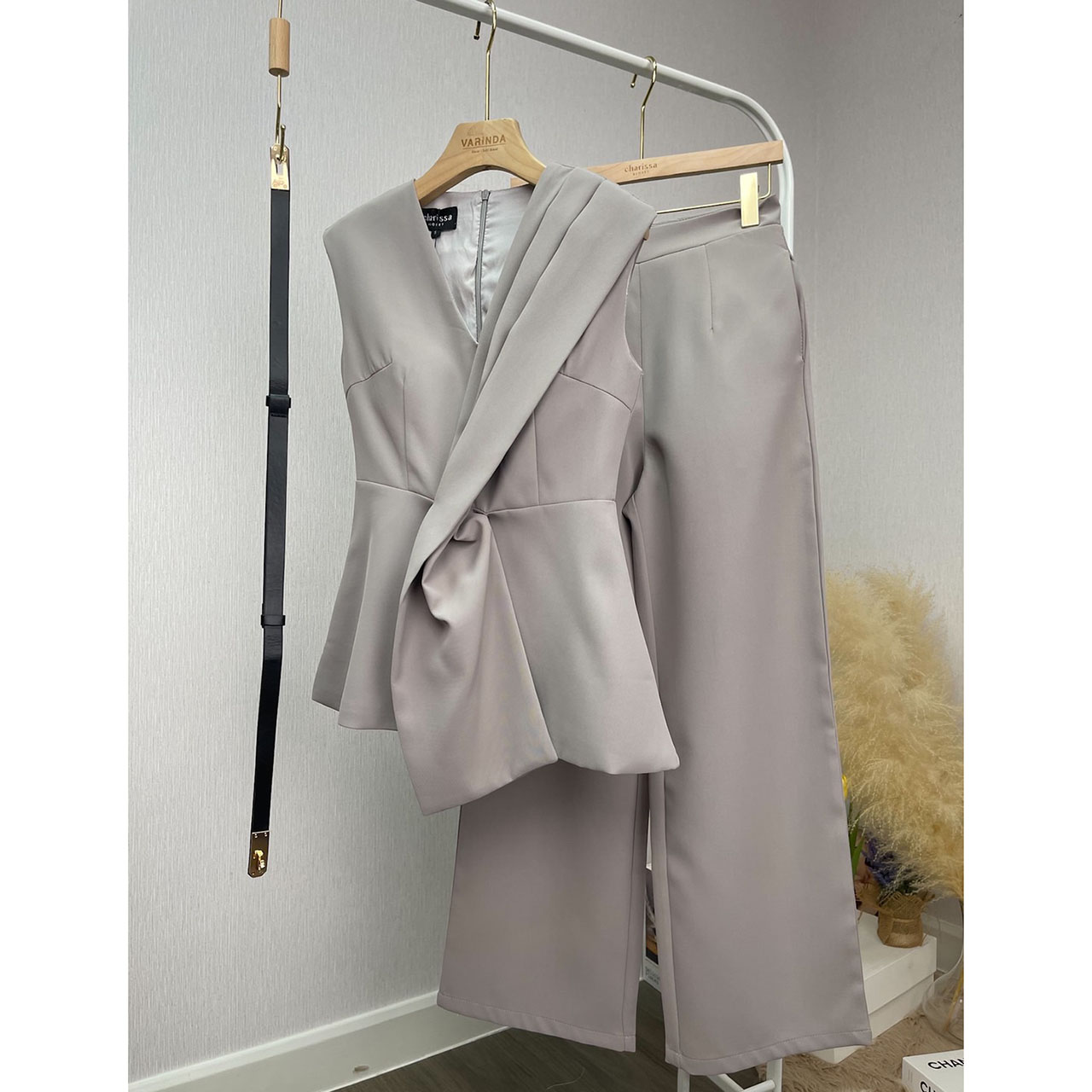 kudapy ชุดเซ็ทเสื้อแขนกุด+กางเกงขายาว ตัวเสื้อออกแบบเย็บจับจีบยาวด้านหน้า ซิปด้านหลัง มีซับในอย่างดี