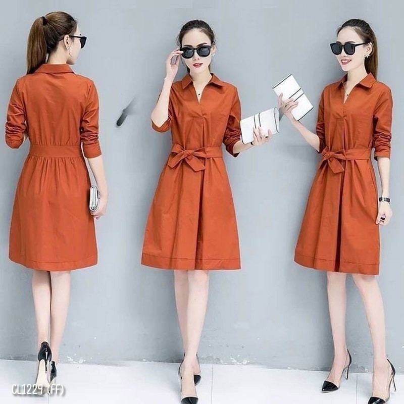kudapy เดรสสั้นผ้าซาร่าสีพื้นปกเชิ้ต แขนศอก เอวไม่สมม๊อค มีเชือกผูกโบว์เข้ารูปสวยงาน