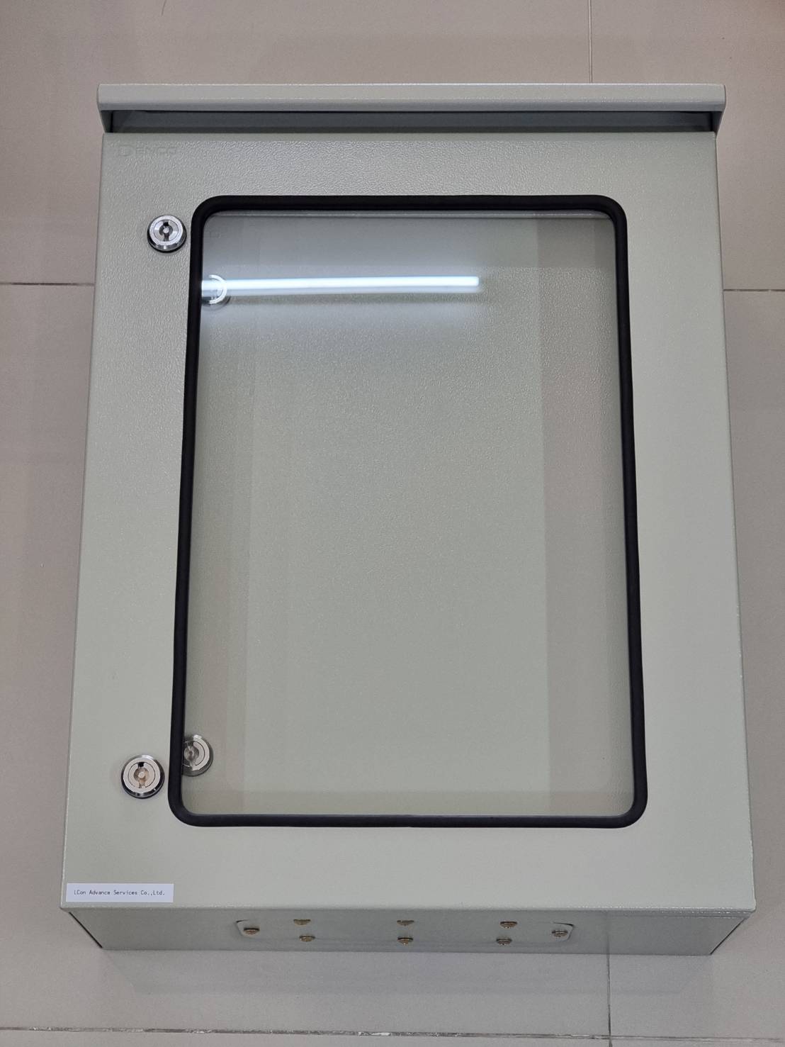 ตู้คอมบายเนอร์สำหรับระบบโซล่าเซลล์เบรกเกอร์กันดูด AC-DC combiner box 2string RCBO (CNC) ขนาด 10-20kw 3phase ongrid system (ตู้กระจกสองชั้นกันน้ำแบบมีหลังคา)