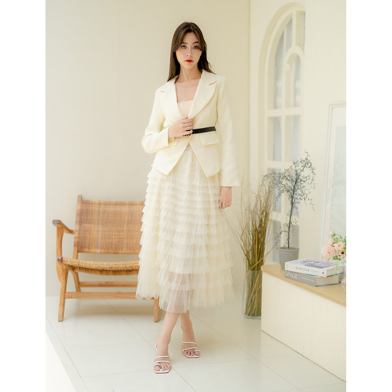 kudapy Set blazer + belt เซ็ทเสื้อเบลเซอร์เข้าคู่สีครีม กับกระโปรงยาวทรงระบายชั้นๆเป็นเลเยอร์ ให้ลุคเจ้าหญิงสุดคลาสซี่แห่งเมืองผู้ดี