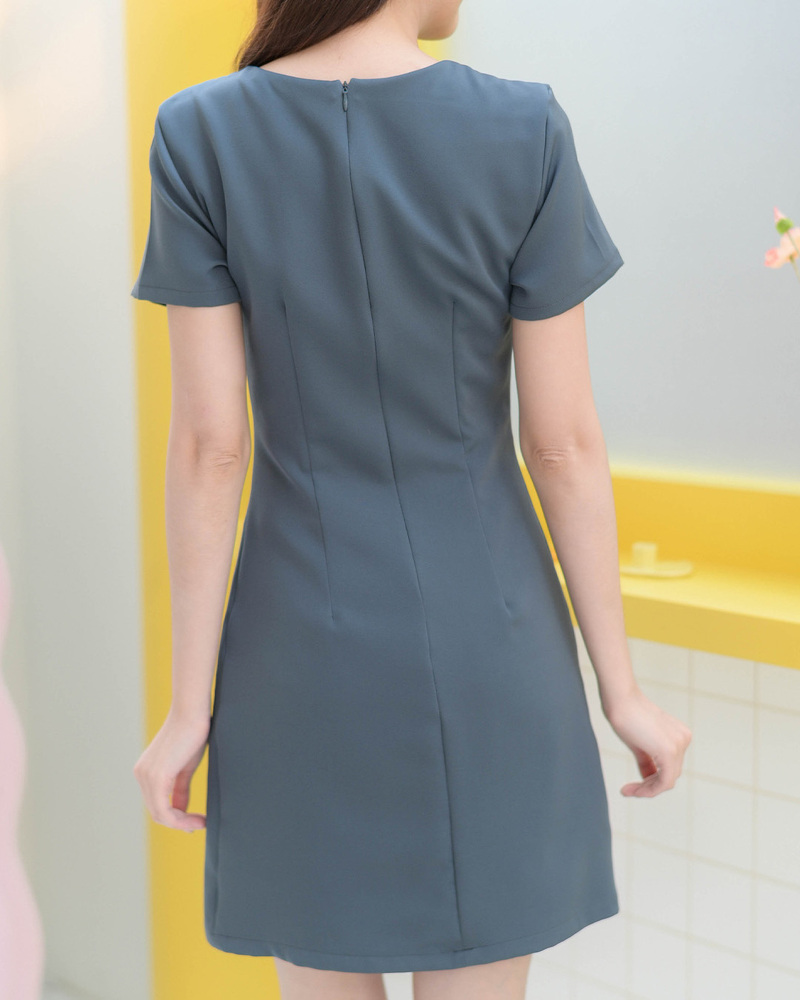 kudapy เดรสแขนสั้น เล่นสีทูโทนแต่งคอเป็นรูปสามเหลี่ยม ตัดเย็บจับเกล็ดเข้ารูปเอว ความยาวกำลังสวย