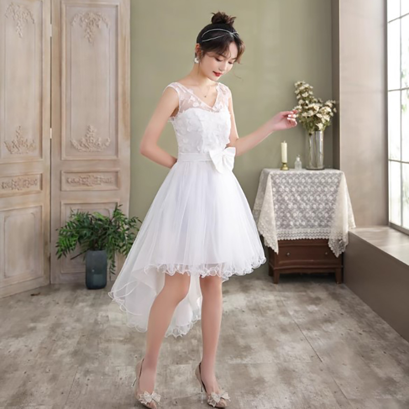 kudapy ชุดราตรีออกงานสีขาว คอวีแต่งด้วยผ้าดอกไม้ ช่วงเอวประดับโบว์ สม๊อคหลัง มีฟองน้ำซับในบางๆช่วงหน้าอกให้ชุดดูเป็นทรง