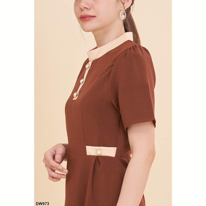 kudapy เดรสสั้นสีแดงสีดำ/สีน้ำตาล คอกลมแต่งกระดุม ใส่ไปงานตรุษจีน ใส่ทำงาน สวยดูดีน่ารัก