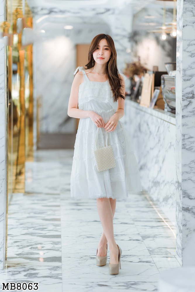 เดรสสั้นแขนกุดสีขาว เอวจั้มยืดหยุนได้ ไหล่ปรับได้หลายระดับ แต่งผ้าด้านหน้าอก ให้ดูพริ้ว M/L