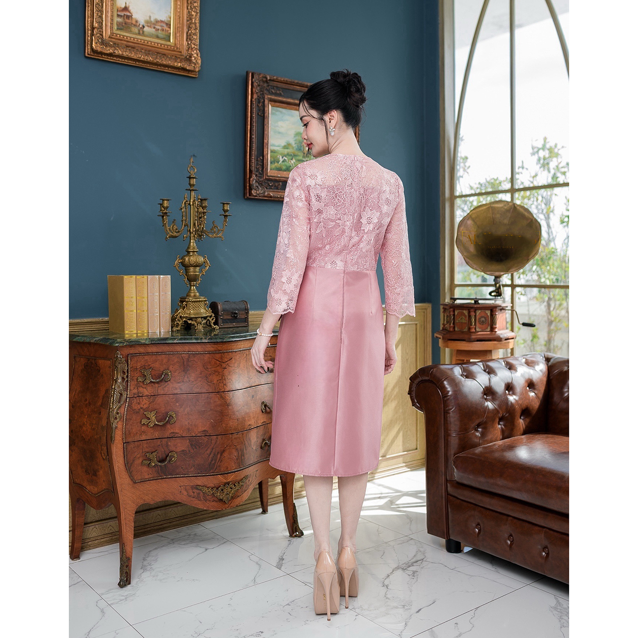 kudapy เดรสผ้าไหมลูกไม้ใยบวบ ตัวผ้าไหมช่วงกระโปรงอัดกาวผ้าให้อย่างดี ช่วงตัวเสื้อเป็นงานผ้าลูกไม้ใยบวบปักลายดอกไม้สวย