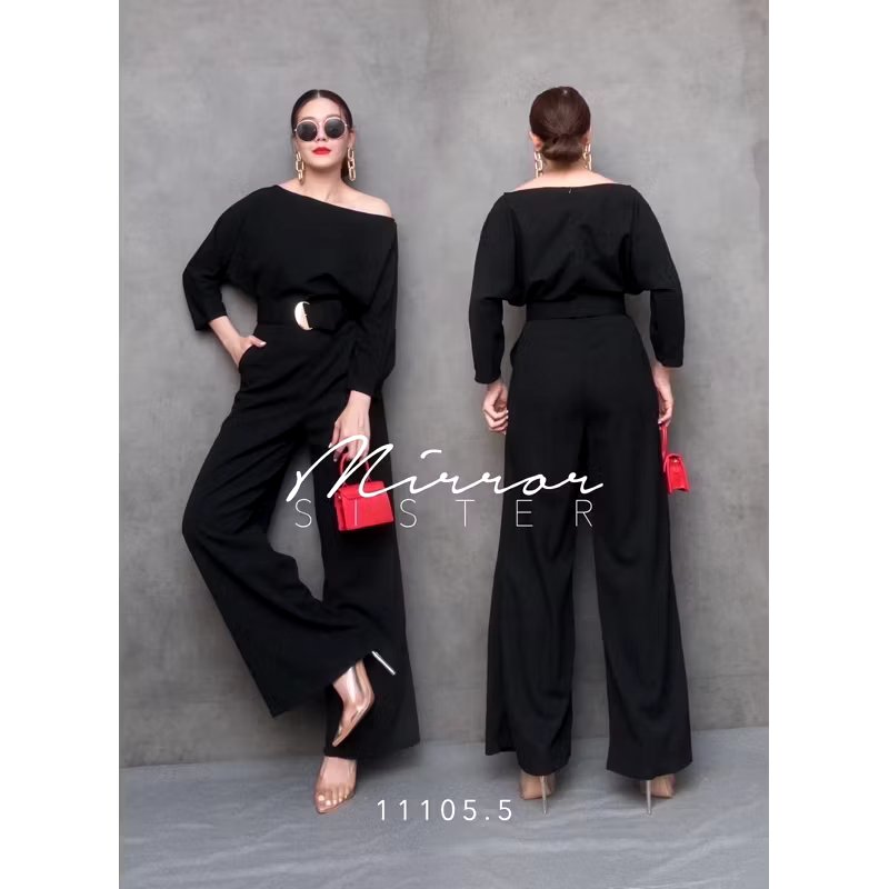 kudapy จัมพ์สูทขายาว ช่วงบนเป็นเสื้อไหล่ตกหรือปาดไหล่ ช่วงกางเกงทรงกระบอกใหญ่ มาพร้อมเข็มขัด