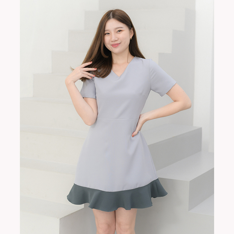 kudapy เดรสสั้นสีชมพูเข้ม/สีเทาฟ้า คอแหลมแต่งระบายชาย จัดแมทช์คู่สีโดนๆ ทรงสวยเข้ารูป งานเย็บกลับซับใน