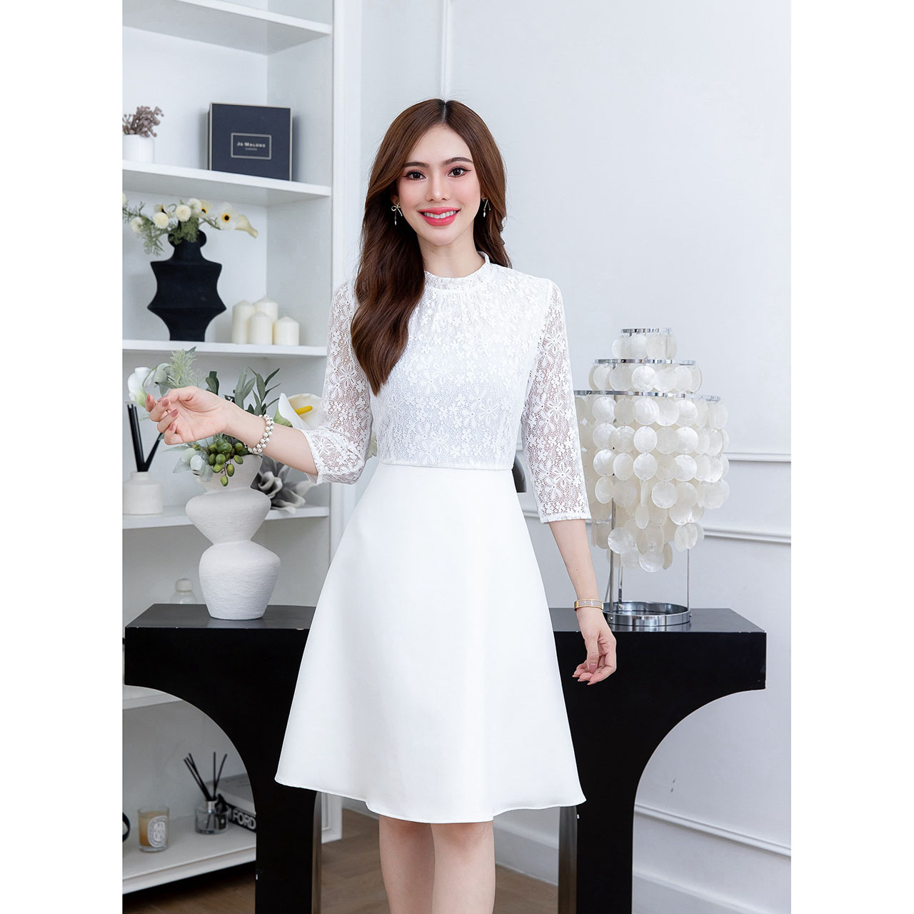 kudapy เดรสสั้นสีขาว/สีดำ ลูกไม้แขนห้าส่วน ตัดต่อกระโปรงผ้าพื้น ช่วงคอจับจีบ ลูกไม้และผ้าพื้นคุณภาพ ใส่สบาย