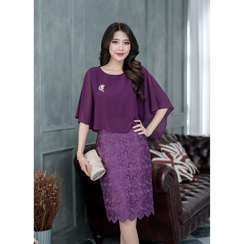 kudapy เดรสสั้นสีม่วง/สีฟ้าคราม ลูกไม้เงาเนื้อดี ทอลายสวยๆ ดีไซน์ตัดเย็บเป็นกระโปรงทรงตรง ด้านบนเป็นผ้าชีฟองเย็บคลุมทั้งตัวเป็นงานปีกผีเสื้อ