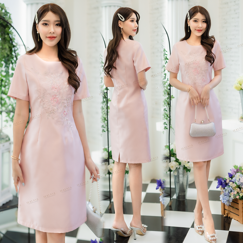 kudapy เดรสสั้นสีชมพู/สีน้ำตาลอ่อน ผ้าไหมญี่ปุ่นอัดกาว มีซับในและซิปหลัง ปักลายดอกไม้ดูสวย ทันสมัย