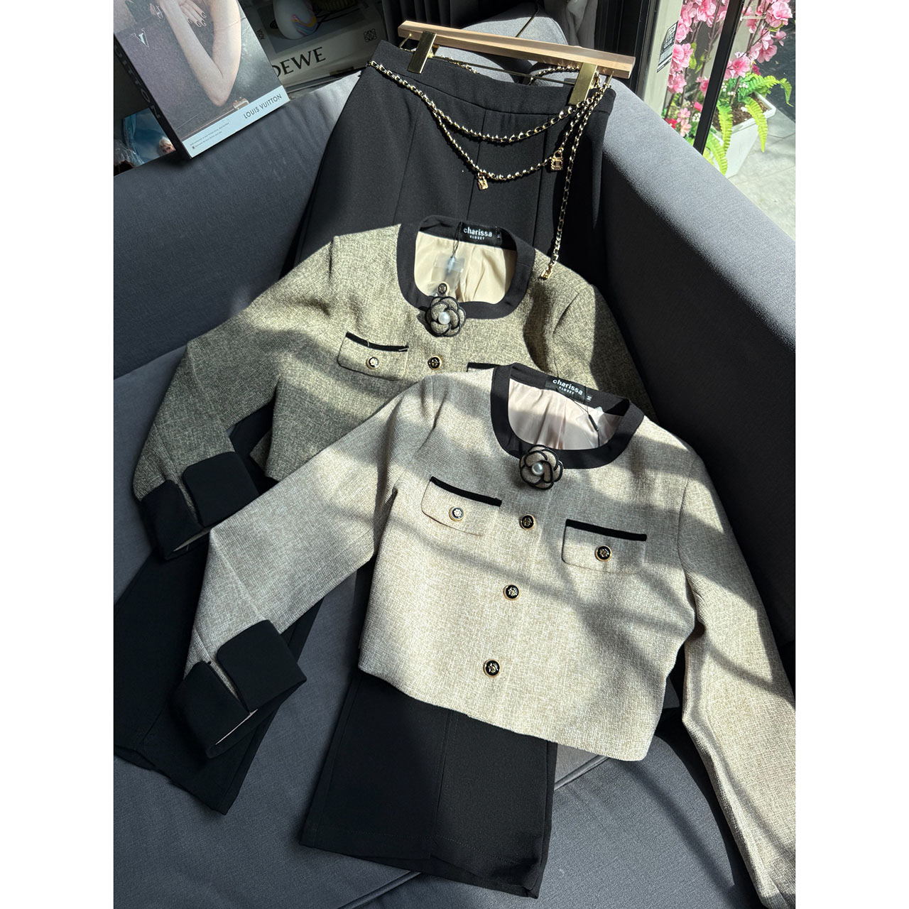 kudapy เซ็ทเสื้อครอปสูท ผ้าเนื้อทอแน่นสีสวยคลาสสิก ตัดต่อขอบสีดำบริเวณคอ แขน และชายเสื้อ เพิ่มความคมชัด กระดุมหน้าเรียงแนวตั้งแบบมินิมอล