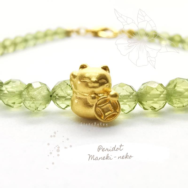 สร้อยข้อมือพลอยเพอริดอท+แมวกวักทองแท้(Maneki-neko)