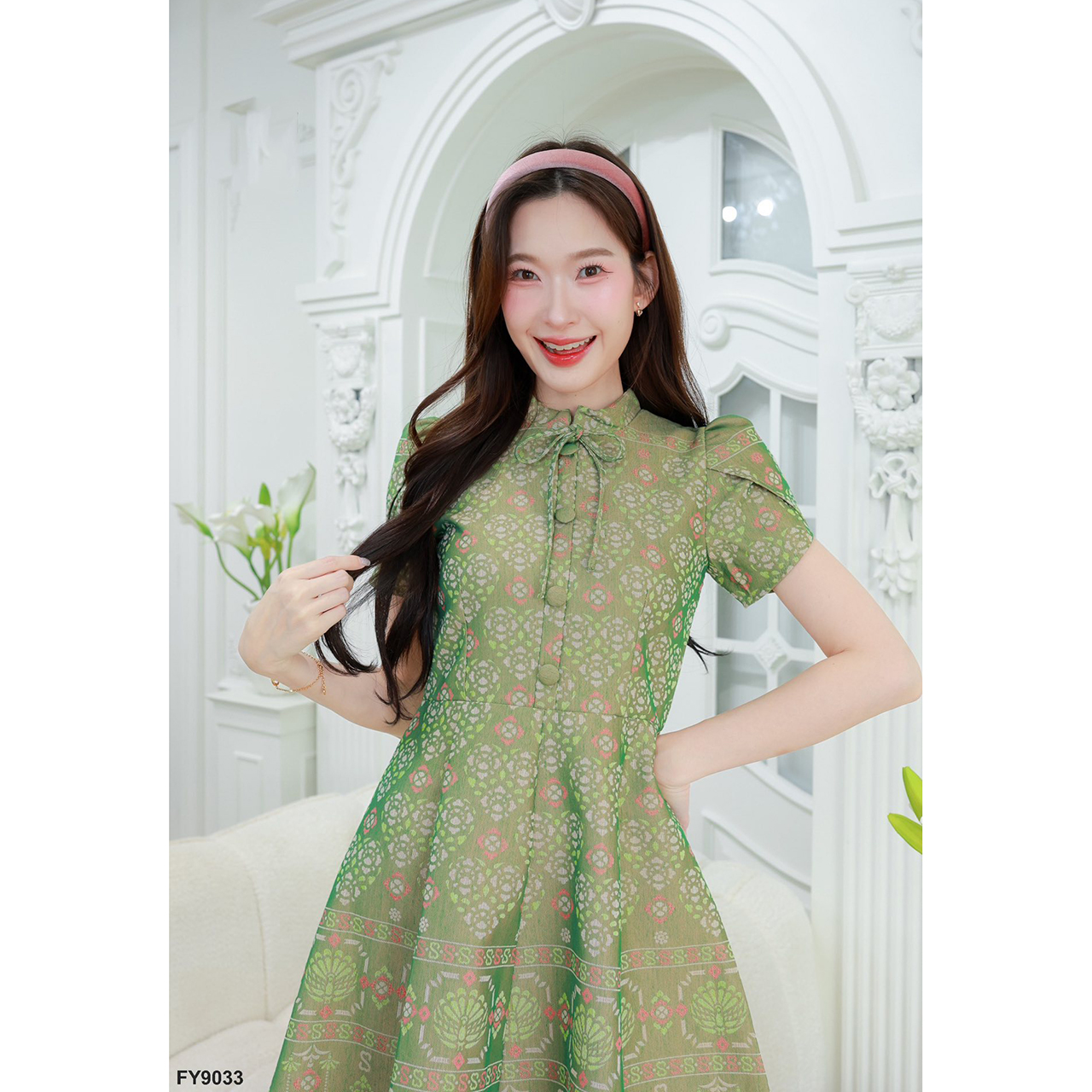 kudapy เดรสไทยทรงบานแขนกลีบบัวคอจีนแบบตั้งเล็กๆพร้อมผูกโบที่คอเสริมลุคให้ดูน่ารักมีสไตล์หวานผสมวินเทจ