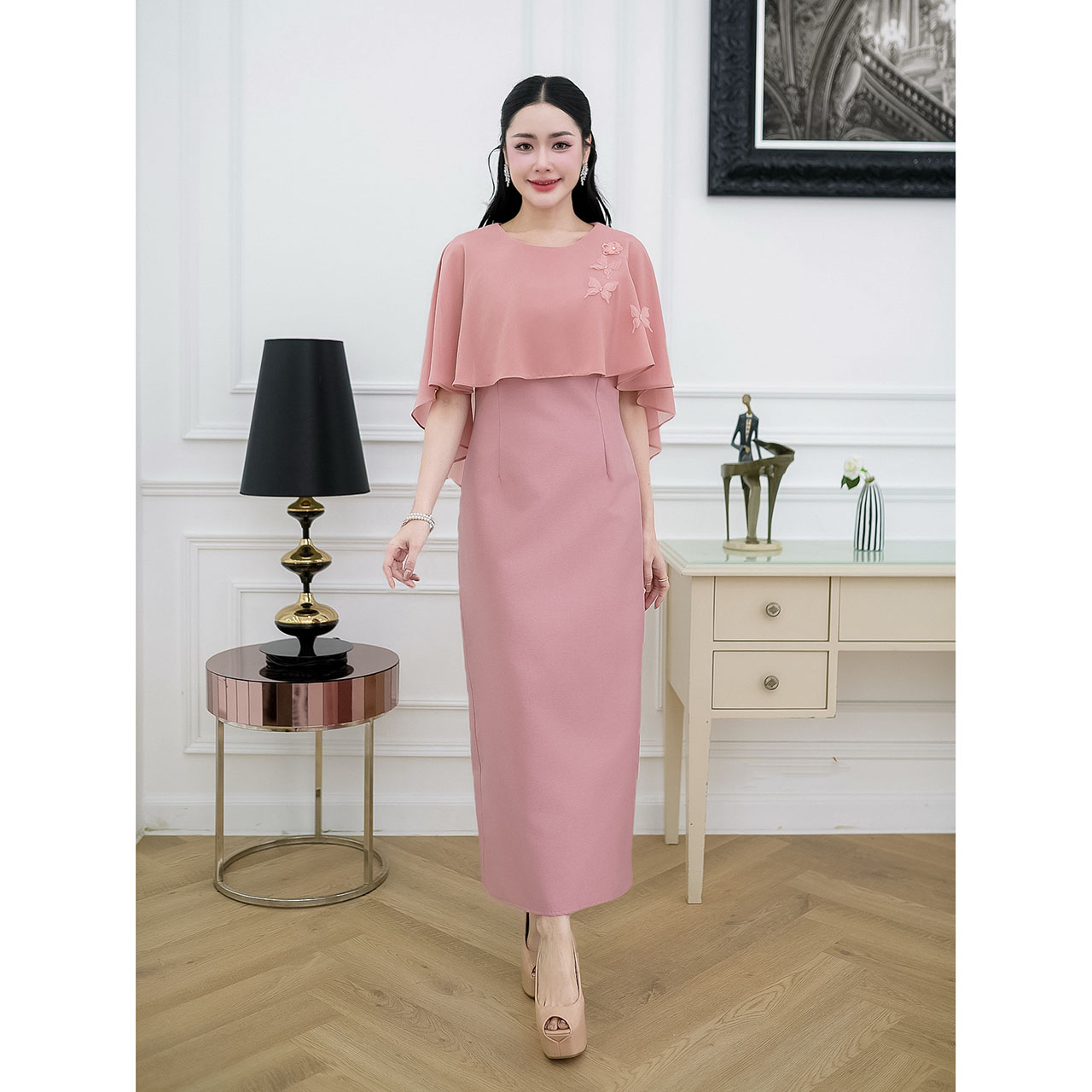 kudapy เดรสยาวออกงาน ผ้าไหมอัดกาวทั้งชุด คลุมไหล่พรางแขน แต่งผีเสื้อเรียงตัวเล็กๆช่วงไหล่