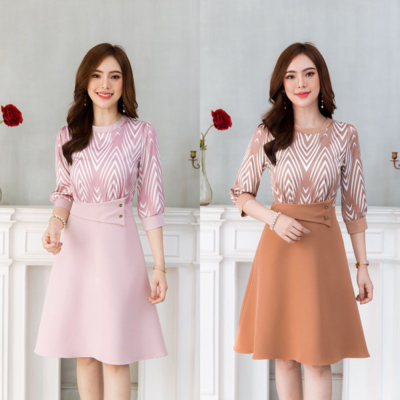kudapy เดรสสั้นสีชมพู/สีกะปิ ผ้าแจ็คกาด ทรงระบายหางปลา มีดีเทลแต่งกระดุมช่วงอก ช่วงคอเป็นชีฟองจับจีบสวย ใช้ผ้าลูกไม้ช่วงไหล่และแขน