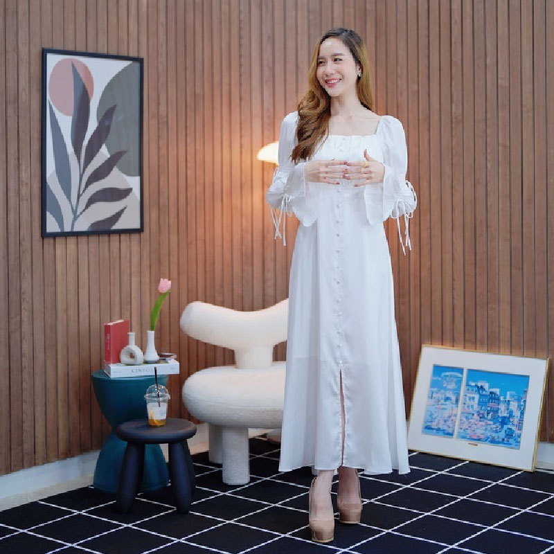 kudapy เดรสยาวสีขาว คอเหลี่ยมแต่งกระดุมผ้าสวยใส่สบาย