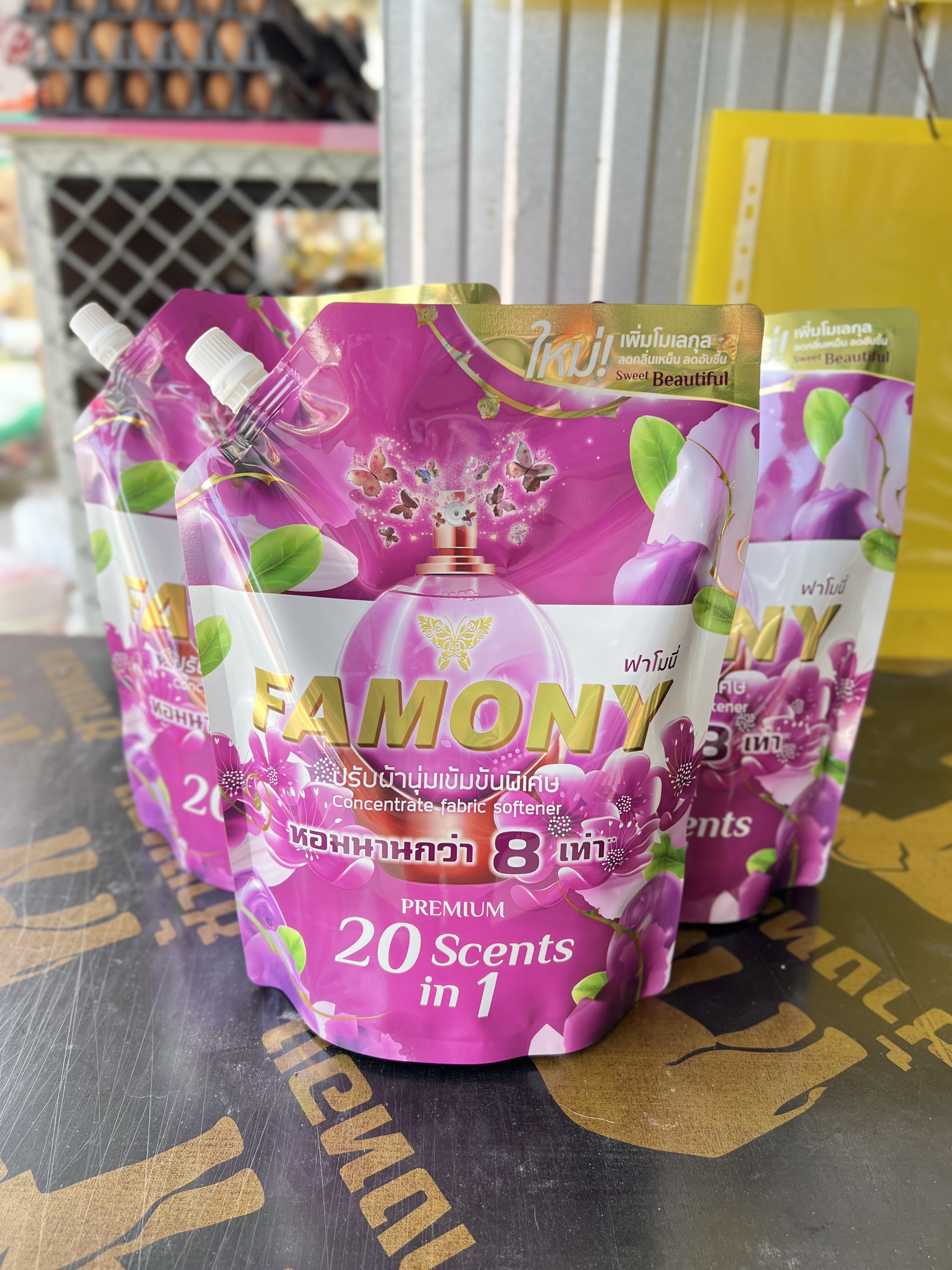 น้ำยาปรับผ้านุ่มFamony กลิ่น Sweet Beautiful ขนาด 1300มล.ยกลัง 12ถุง