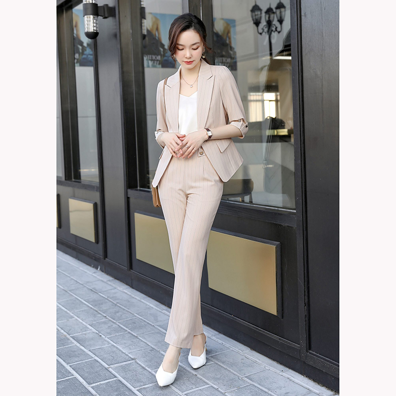 kudapy ชุดสูททำงานผู้หญิงสีดำ/สีขาว/สีเบจ แขนสามส่วนลายทางพร้อมกางเกง จุดเด่นของชุดนี้คือการออกแบบให้เป็นลายทางเพื่อเพิ่มสไตล์